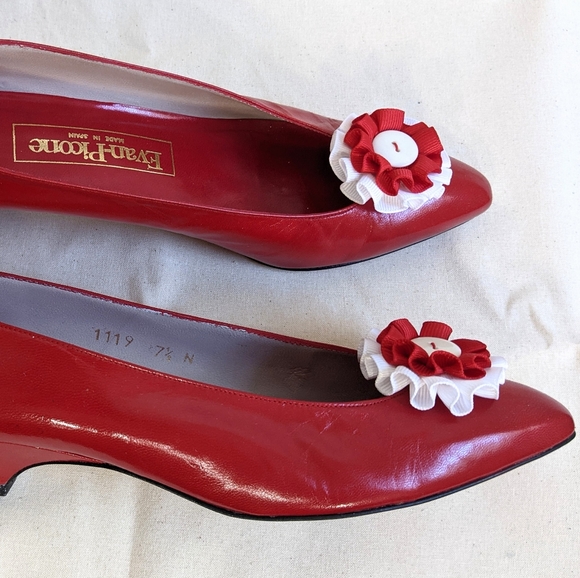 Evan Picone Vintage 1980s cherry red kitten heels, size 7N - Picture 3 of 5